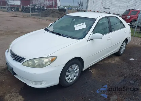 2005 Toyota Camry Le z USA, uszkodzony, nr VIN 4T1BE32K25U029733
